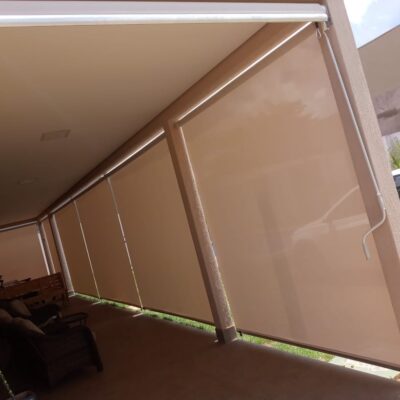 Toldo vertical modelo cortina com tela solar 5% plus