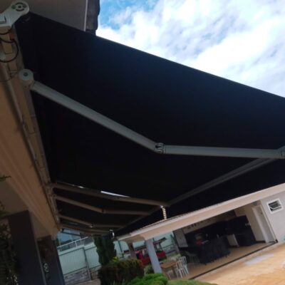 Toldo articulado com braços tensores motorizado